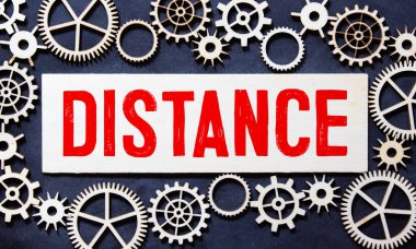 Beyaz arkaplanda tahta zemine küp şeklinde yazılmış DISTANCE kelimesi, metin veya diğer resim veya tasarım eklemek için harf blokları farklı sözcüklere ayrılır