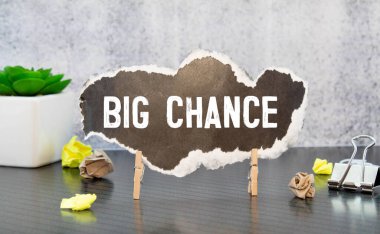 Siyah arkaplanda büyük şans mesajı.