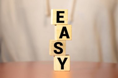 Kolayca yoldaki tahta bloklardan.