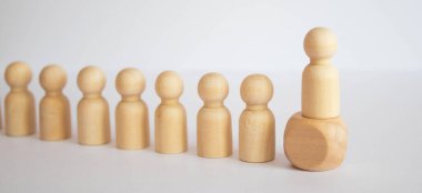 Çocuk kalabalıkta kaybolmuştu. Tahta figürlerden oluşan bir kalabalık kayıp bir çocuğun etrafını sardı. Ailelerini kaybeden ebeveynler küçük bir çocuktur. Bir yetim, bir dilenci, yalnız bir çocuk.