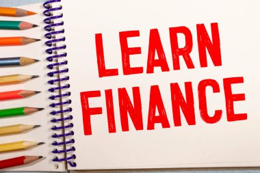 Finans öğren. Not defterindeki metin etiketi. Ekonomik ilişkiler hakkında parasal fonların dağıtımı ve kullanımı hakkında bilgi.