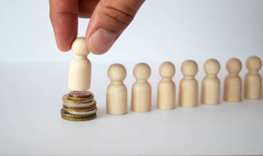 Elinde bavuluyla merdivenlerden çıkan bir ofis çalışanının silueti. Ahşap bir arka planda dişliler.