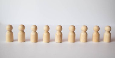 Elinde bavuluyla merdivenlerden çıkan bir ofis çalışanının silueti. Ahşap bir arka planda dişliler.