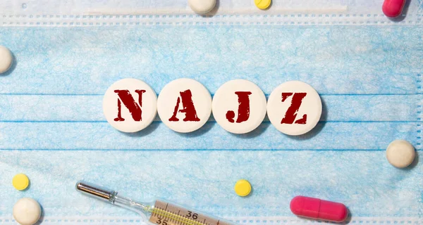 Όνομα Του Αναλγητικού Najz Γραμμένο Στρογγυλά Λευκά Δισκία — Φωτογραφία Αρχείου