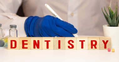 Kelime DENTIST ahşap bloklardan yapılmış, tıbbi konsept