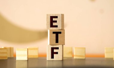 ETF, Exchange Traded Fund konsepti, alfabeli küp tahta blok, ETF sözcüğü merkezde kara tahta üzerine kuruluyor..