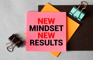 İlan panosuna yapıştırılmış sarı yapışkan bir nota Yeni Düşünce Sonuçları