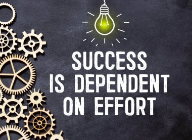 Başarı, bir kağıt üzerinde hesap makinesi, kalem ve sayıların yanındaki masada duran beyaz defterdeki Çabaya Bağlıdır. Vergi kavramı