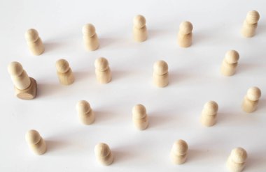 Çocuk kalabalıkta kaybolmuştu. Tahta figürlerden oluşan bir kalabalık kayıp bir çocuğun etrafını sardı. Ailelerini kaybeden ebeveynler küçük bir çocuktur. Bir yetim, bir dilenci, yalnız bir çocuk.