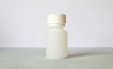 Arka planda beyaz hap kavanozu