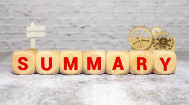 Masanın üstündeki tahta bloklardan özet geç..