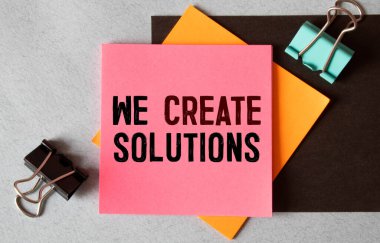 Metin Yırtık kahverengi kağıdın arkasında görünen çözümler oluşturuyoruz