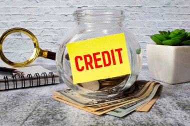 Kredi kartıyla. İş adamının elinde bir kredi kartı var. İş konsepti için kriz yönetimi kredisi.