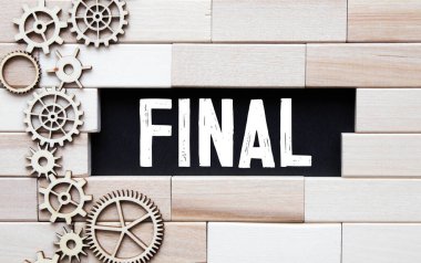 Ofis masasında kelime finali olan tahta küpler. Dizin ve diğer ofis malzemeleri. Çalışma alanı.