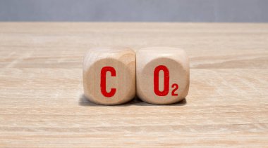 Metalik harflerle yazılmış kelime CO2, sahte çelik harflerle eski konsept fotoğrafçılık..