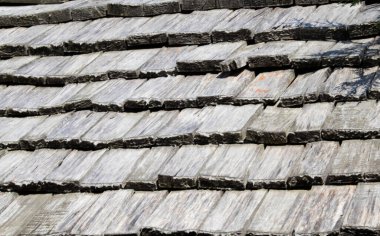 harika mavi gökyüzü arkasında bir kaplama ahşap çatı.