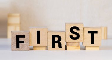 Kelime ilk olarak küçük tahta bloklarda açık sarı arkaplanda siyah harflerle yazıldı.