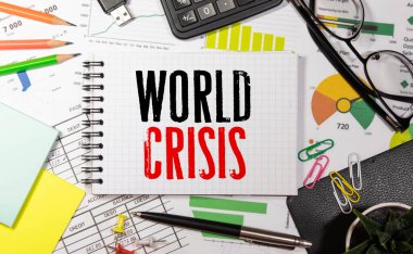 Dünya Krizi yazılı kağıt üzerinde kadınların ellerinde