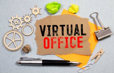 Kırmızı arka planda not defteri, dizüstü bilgisayarı, dolmakalemi ve dekoratif bitkisi olan VIRTUAL Ofis metni. Çalışma ve Kopyalama Alanı.