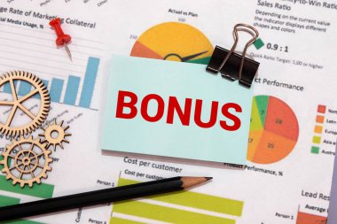 BONUS kelimesi not defterinde yazılıdır. Küpler listelerde, nakit para yakında. İş konsepti