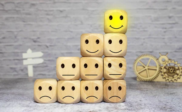 Cubos Madera Con Emoticonos Sonrientes Uno Triste Mesa Madera Fondo — Foto de Stock