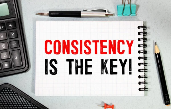 Consistency Key Tekst Papier Blad Met Grafiek Dobbelstenen Bril Pen — Stockfoto