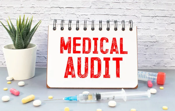 Läkare Som Innehar Ett Visitkort Med Versaler Med Medical Audit — Stockfoto