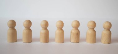 İnsanlar brifing doğrultusunda ayağa ve emirleri bekle. Ahşap figürler insanların doğrultusunda bekliyorsunuz. İş, ordu, spor takım kavramı. Beyaz zemin üzerinde bir rehber insanlar dinlemek.