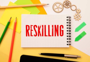 Yeni yetenek sözcük ve asfalt yolda sarı ok ayrı şeritler için işaretleme çizgileri. Yeniden öldürme ve canlandırma geliştirme konsepti ve beceri talep fikri