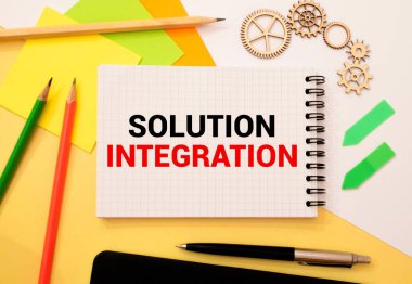 Portre üzerinde tutan bir kart ile çözüm Tümleştirme haber, iş kavramı resim yumuşak odak arka plan ve vintage sesi ile işadamı