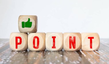 Noktalı konsept metni olan beş tahta blok.