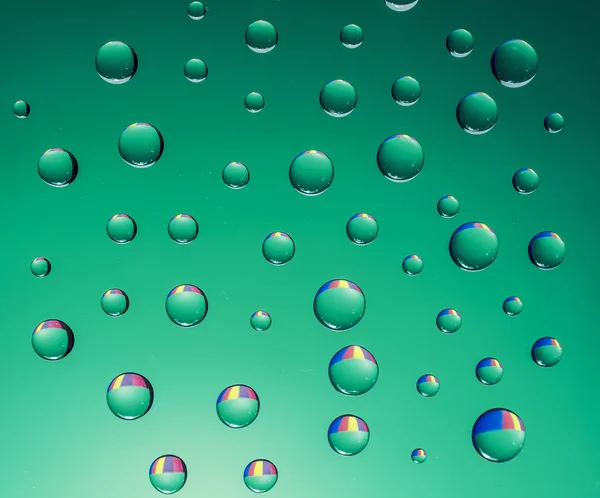 Краплі води на зеленому тлі — стокове фото