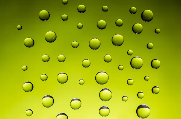 Wassertropfen auf grünem Hintergrund — Stockfoto