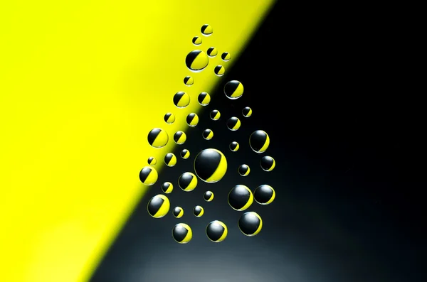 Символ краплі води на чорно-жовтому тлі — стокове фото