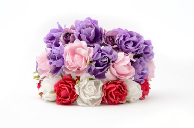 Üç çelenk üzerinde beyaz izole