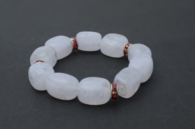 Siyah bilezik beyaz izole