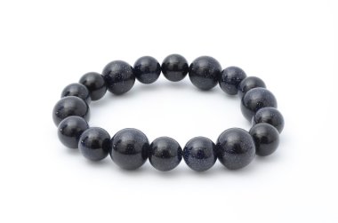 Siyah bilezik beyaz izole