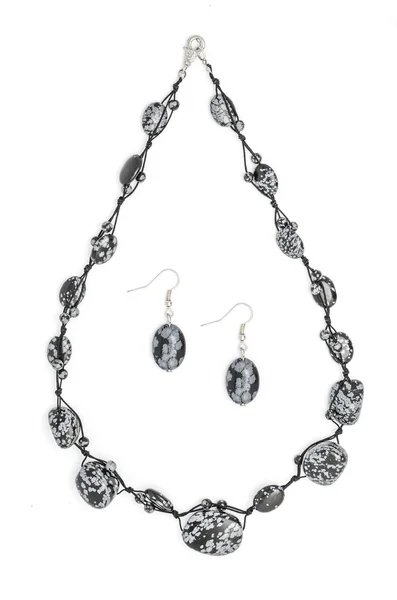 Комплект серьги и ожерелье с натуральными камнями изолированы — стоковое фото
