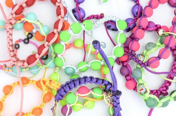 Bracelets colorés sur le tas — Photo