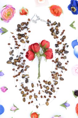 boncuk ve beyaz çiçekler