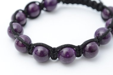 Beyaz izole mor bilezik