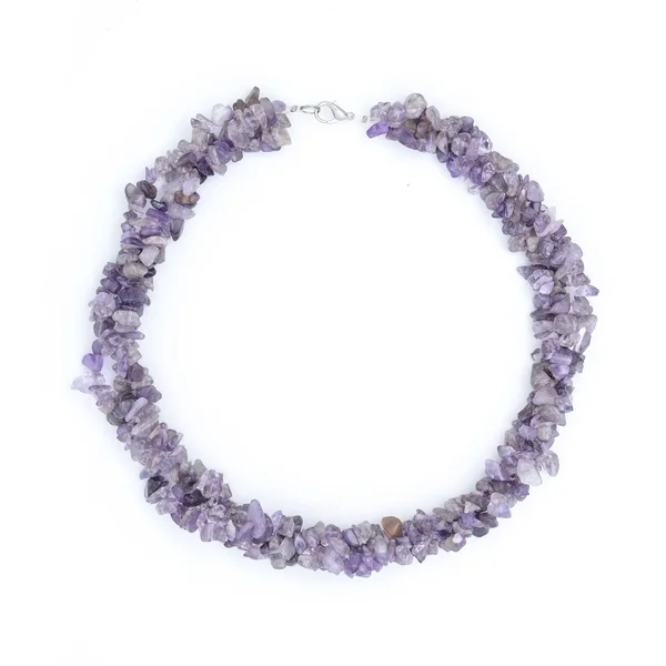 Фиолетовые бусины изолированы на белом — стоковое фото