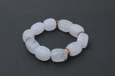 Beyaz bileklik siyah izole