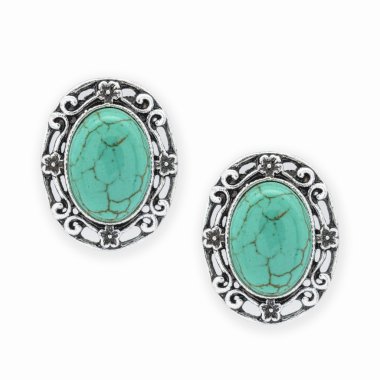 Beyaz üzerinde yeşil taşlar olan gümüş küpeler.