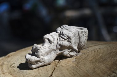 Sigara boru, Hint Baş, kil heykelcik