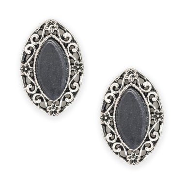 gri taş üzerinde beyaz izole olan gümüş küpe