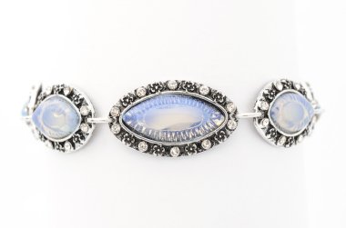 ay taşı bileklik üzerinde beyaz izole