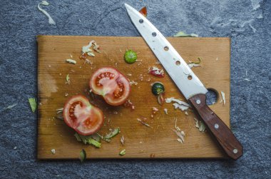 Domates ve bir bıçak ile natürmort.