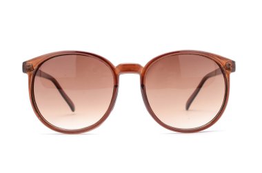 Kahverengi güneş gözlükleri beyaz üzerine izole edilmiş