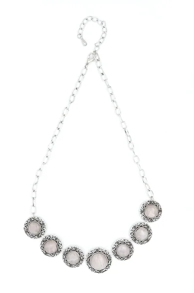 Ожерелье с розовыми камнями изолированы на белом — стоковое фото